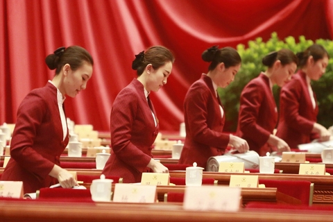 两会服务人员的专业之美 于细节处见真章